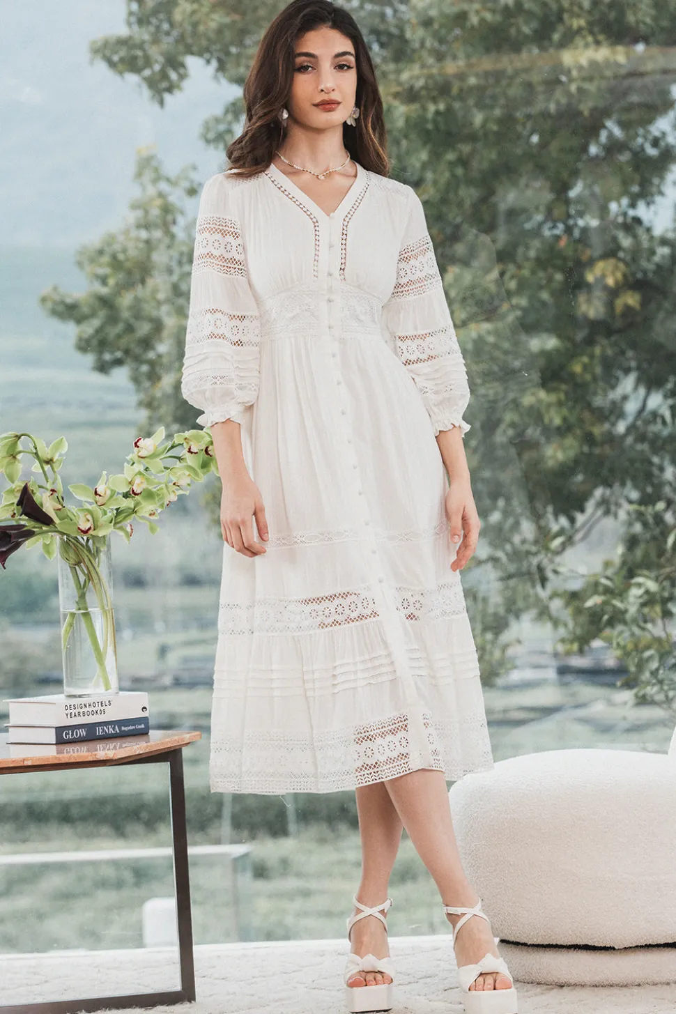 Vestido branco de renda comprimento de chá com mangas compridas