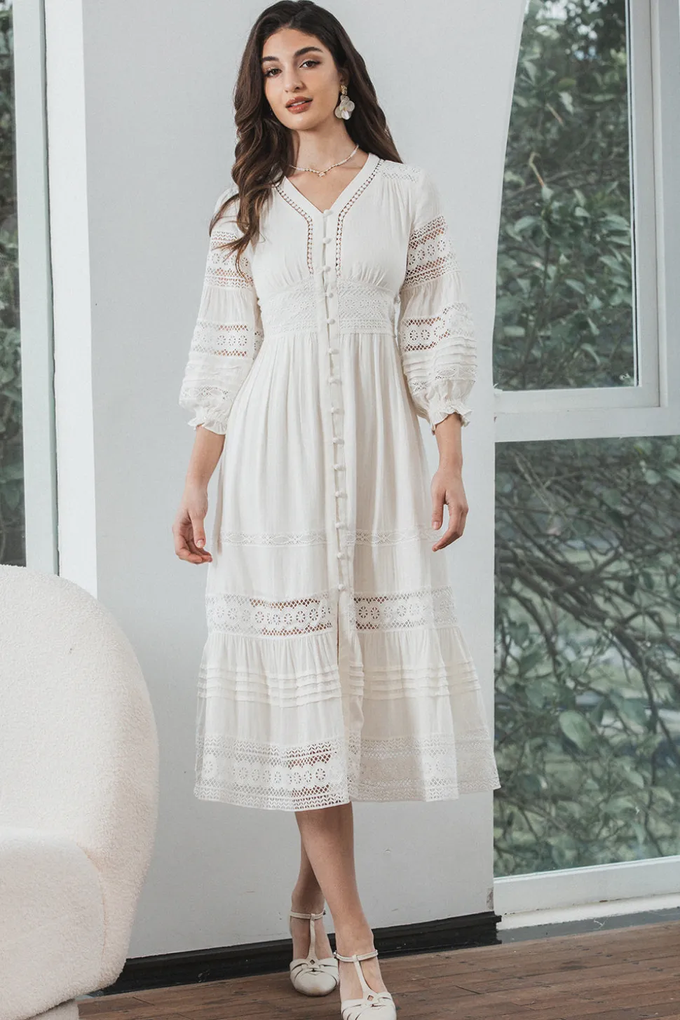Vestido branco de renda comprimento de chá com mangas compridas