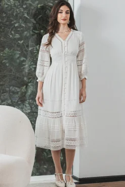 Vestido branco de renda comprimento de chá com mangas compridas