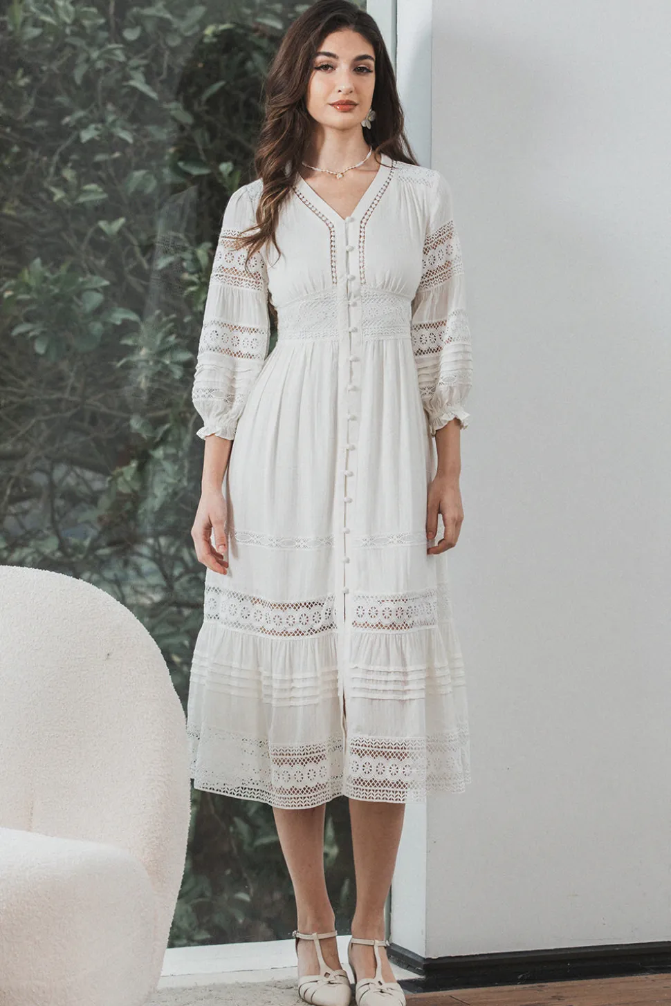 Vestido branco de renda comprimento de chá com mangas compridas