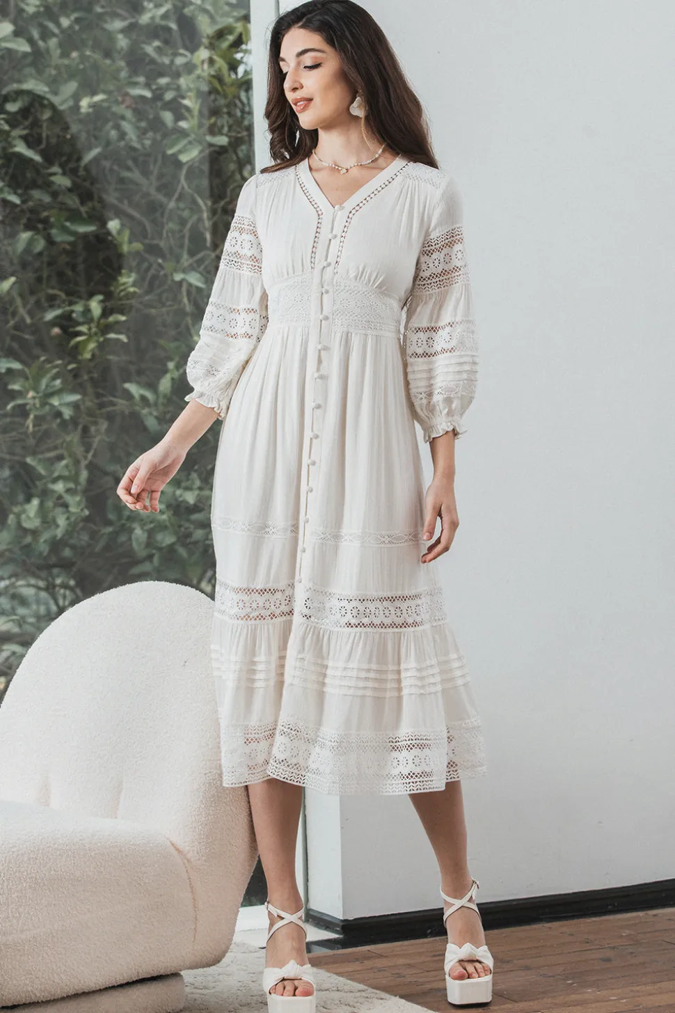 Vestido branco de renda comprimento de chá com mangas compridas