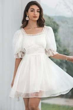 Vestido branco plissado de tule com costas de renda