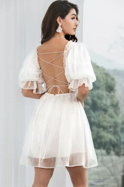 Vestido branco plissado de tule com costas de renda