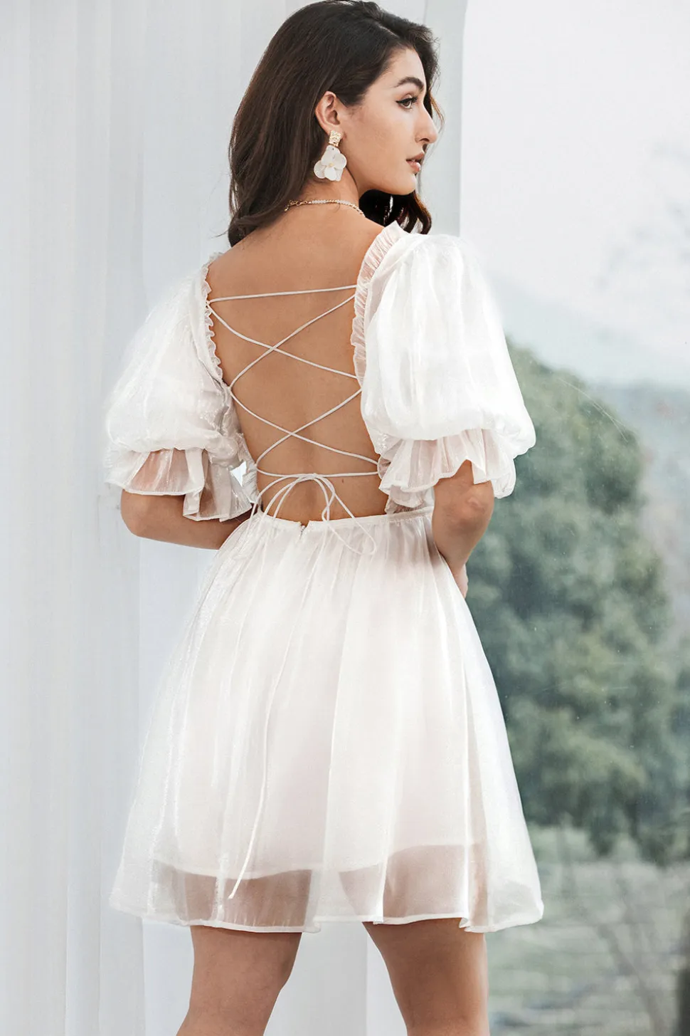 Vestido branco plissado de tule com costas de renda