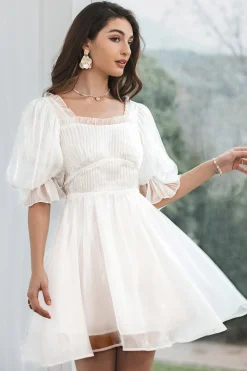 Vestido branco plissado de tule com costas de renda