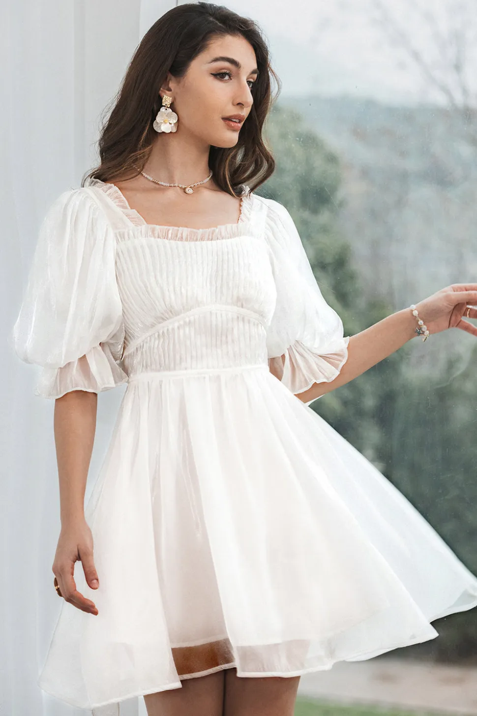Vestido branco plissado de tule com costas de renda