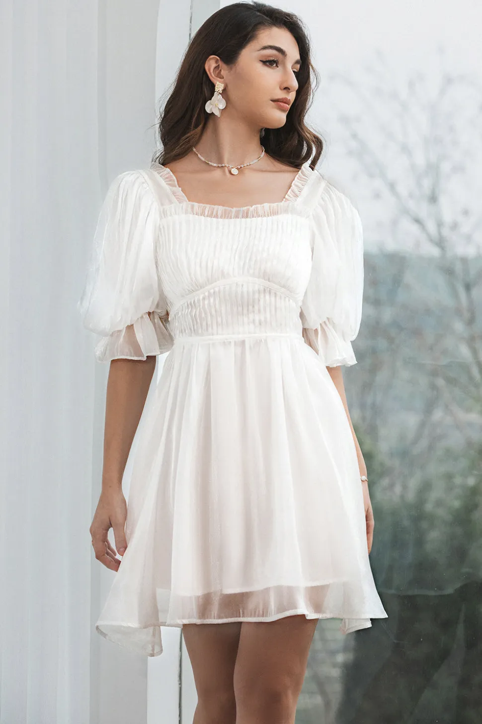Vestido branco plissado de tule com costas de renda