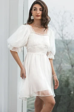 Vestido branco plissado de tule com costas de renda