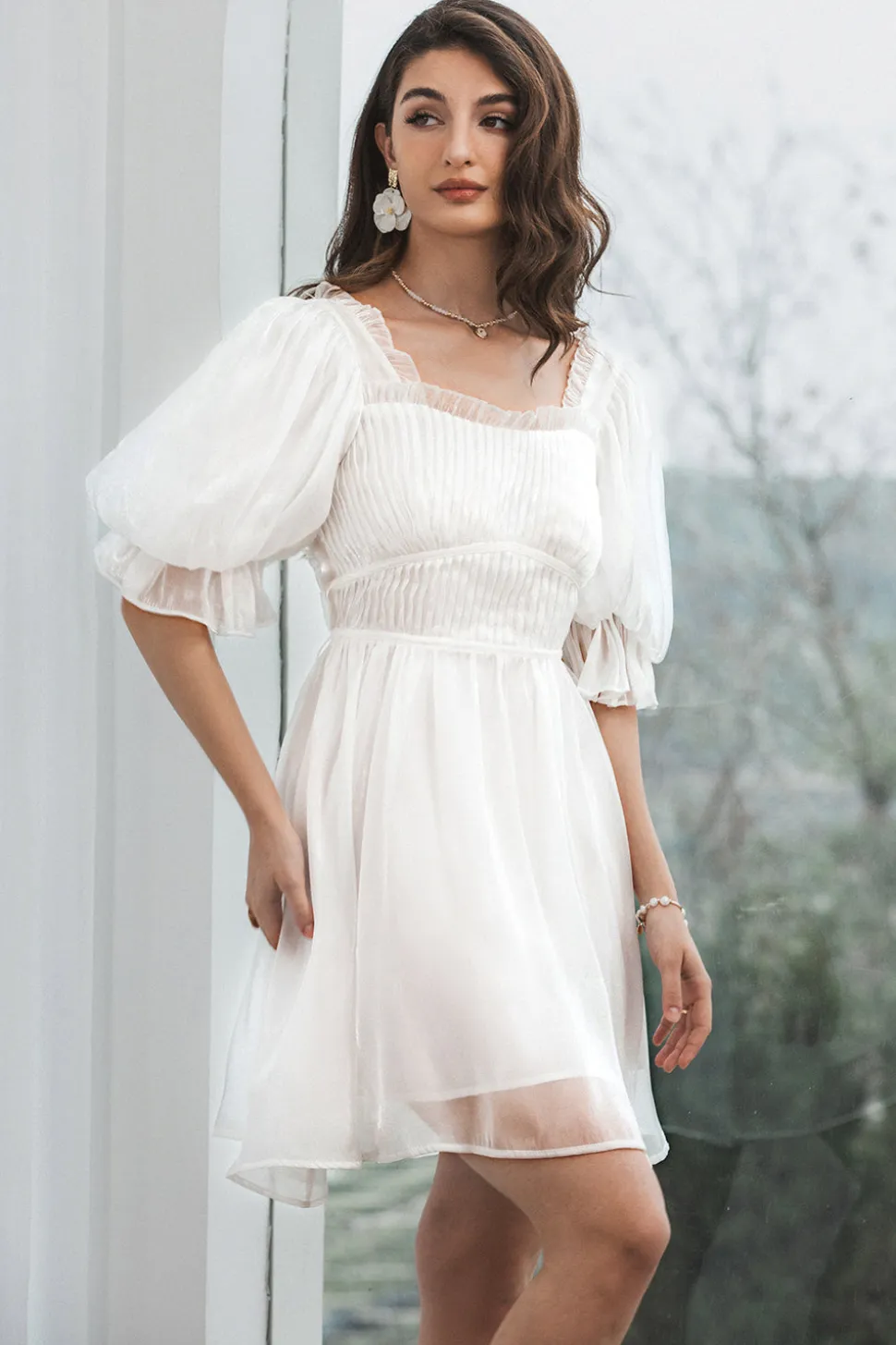 Vestido branco plissado de tule com costas de renda