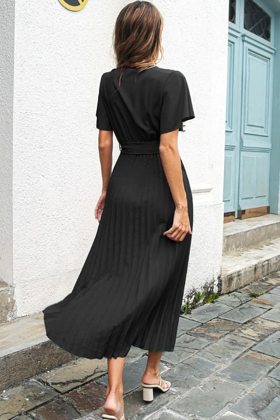 Vestido casual com cinto preto pescoço em V