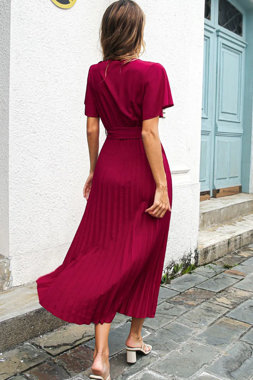 Vestido casual com cinto preto pescoço em V