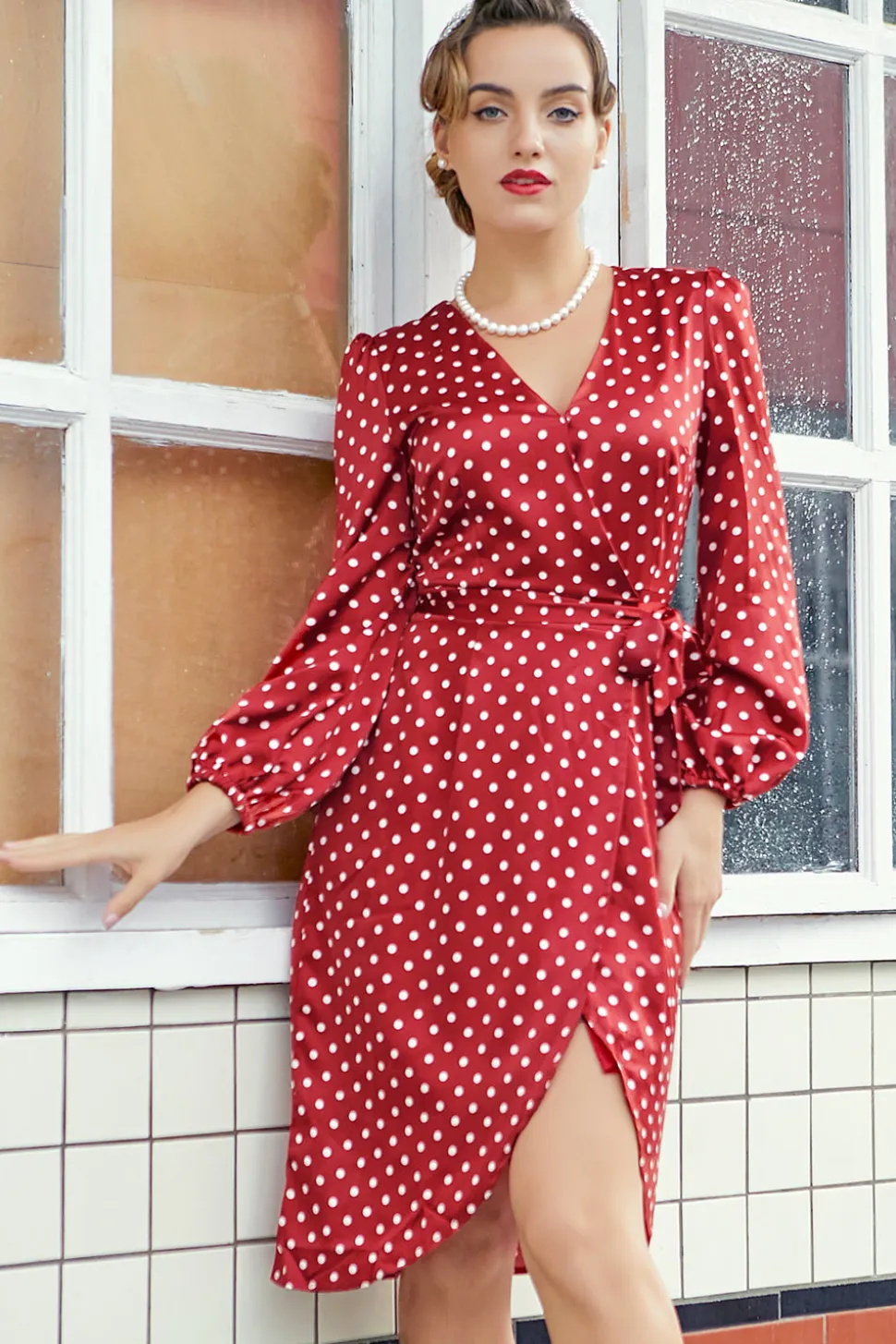 Vestido casual de bolinhas bordô