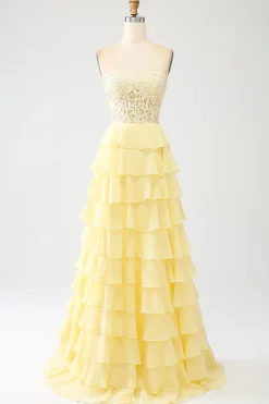 Vestido de baile amarelo querido em camadas