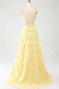 Vestido de baile amarelo querido em camadas