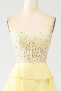 Vestido de baile amarelo querido em camadas