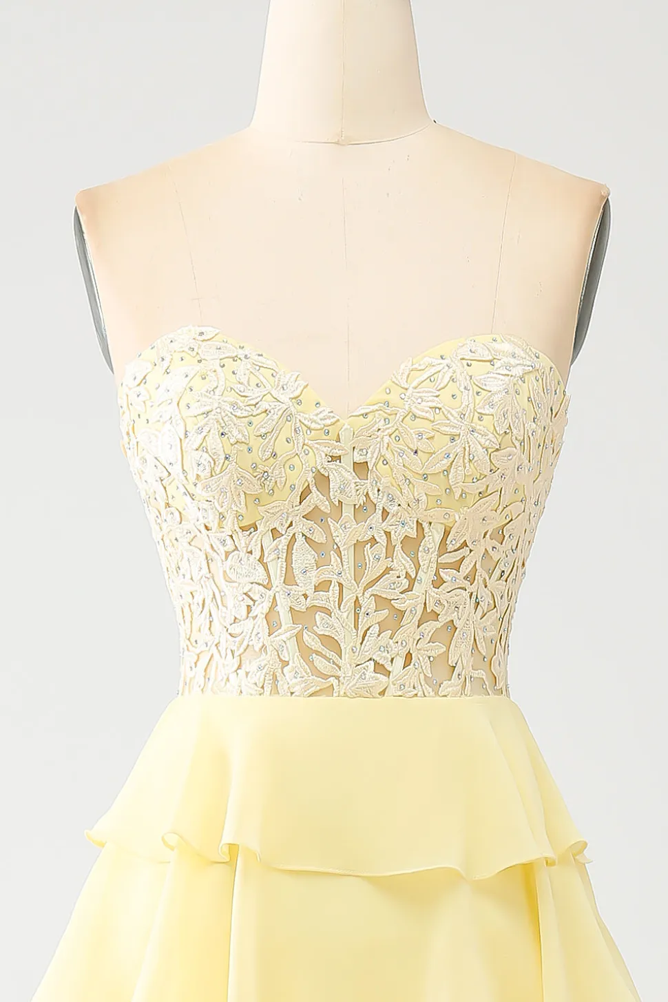 Vestido de baile amarelo querido em camadas
