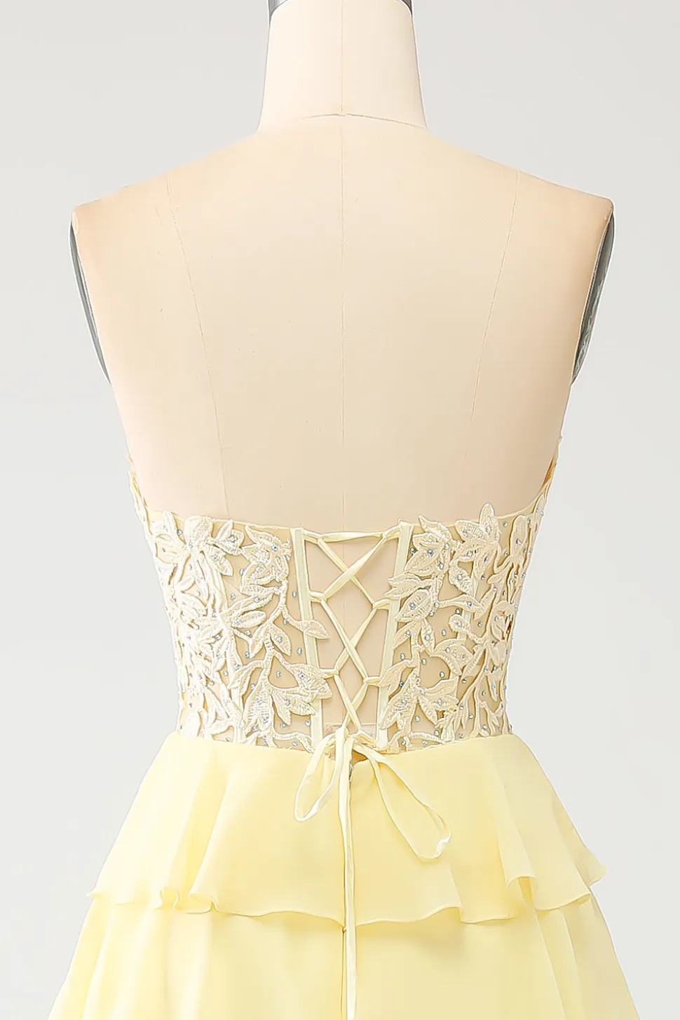 Vestido de baile amarelo querido em camadas