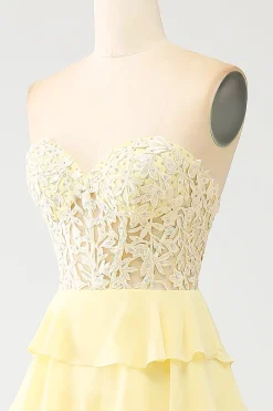 Vestido de baile amarelo querido em camadas