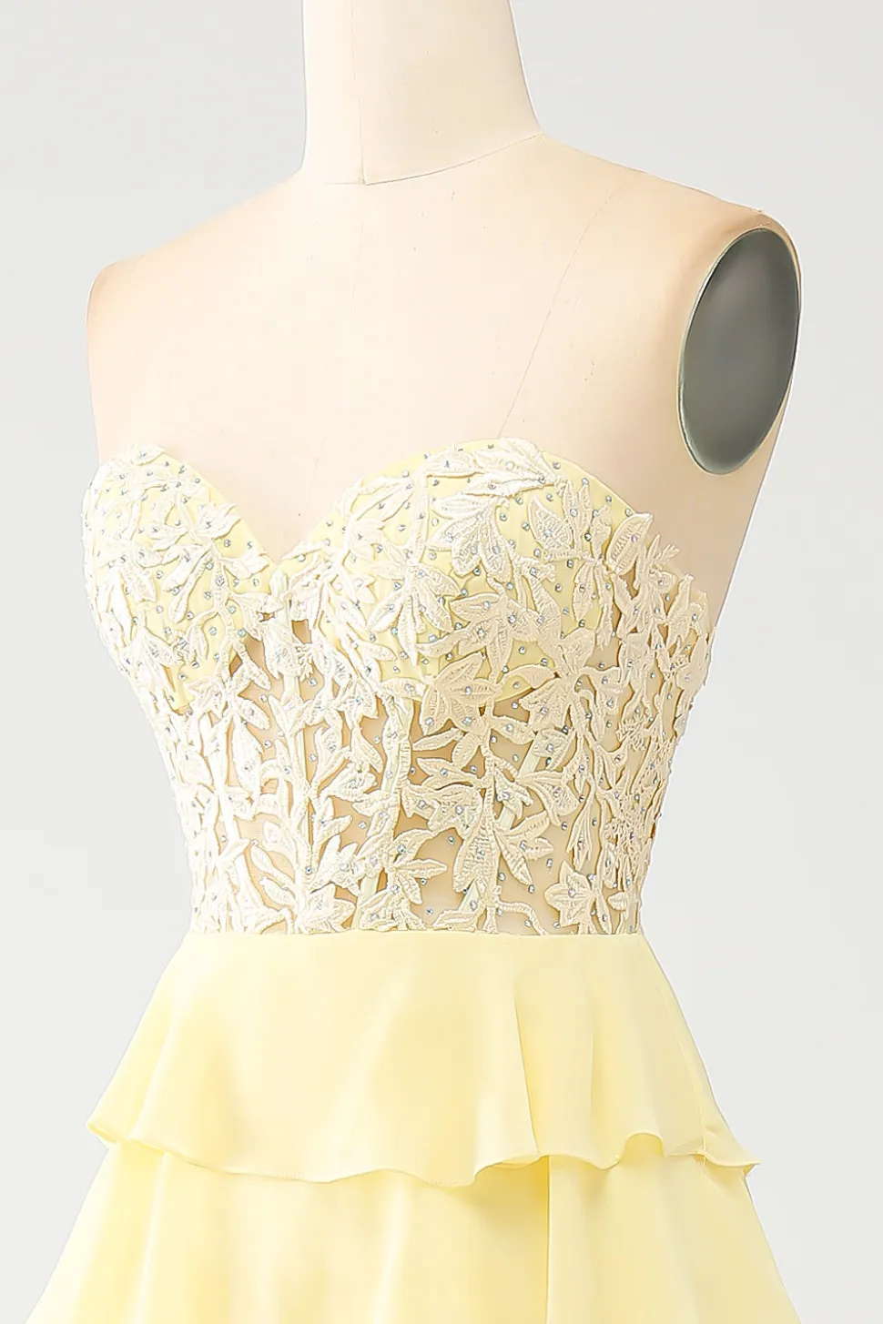 Vestido de baile amarelo querido em camadas