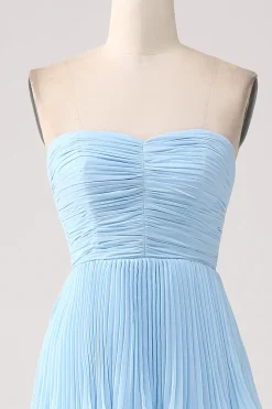 Vestido de baile azul céu sem alças com pregas