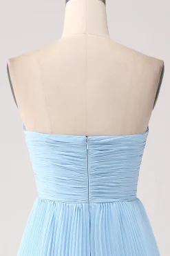 Vestido de baile azul céu sem alças com pregas