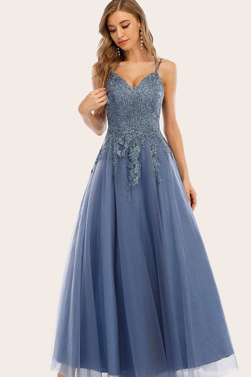 Vestido de baile azul e azul empoeirado com renda