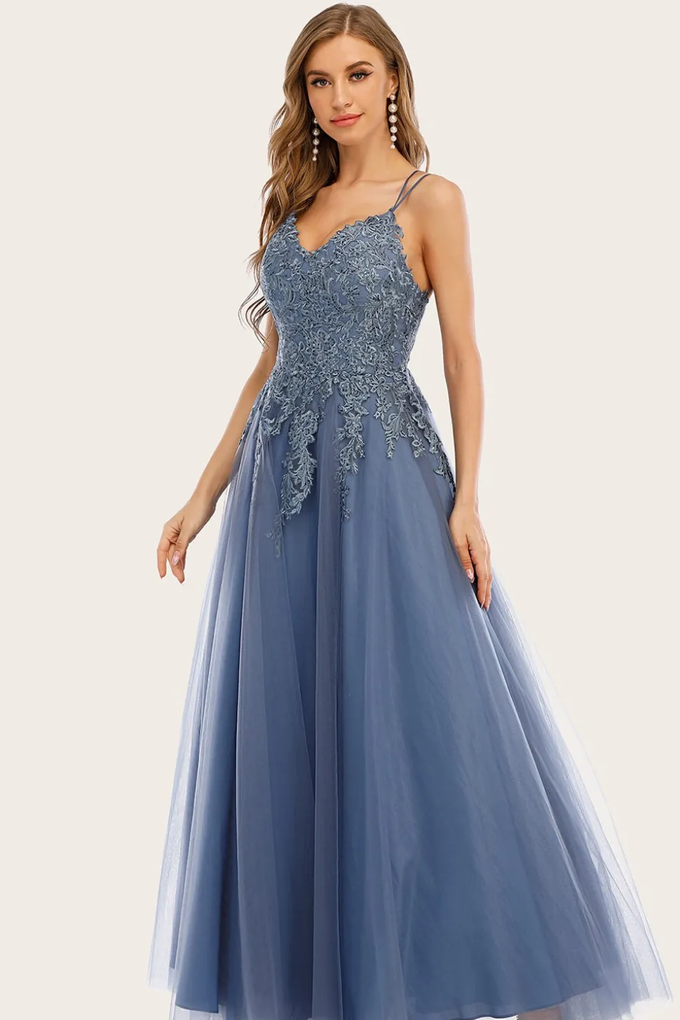Vestido de baile azul e azul empoeirado com renda