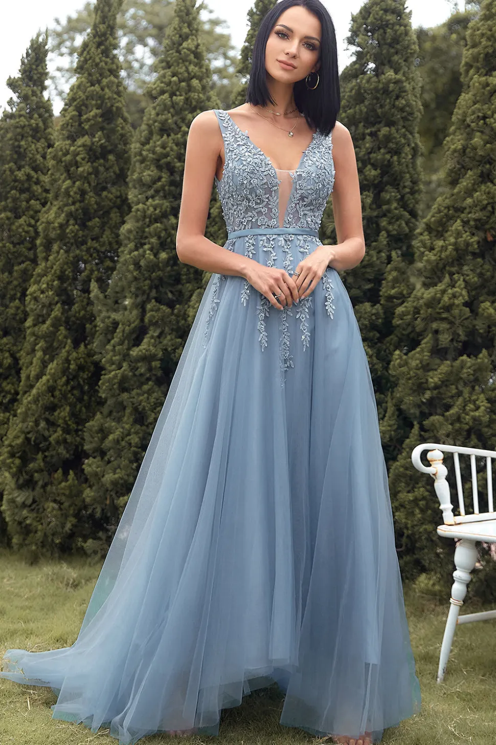 Vestido de baile azul longo de linha com apliques