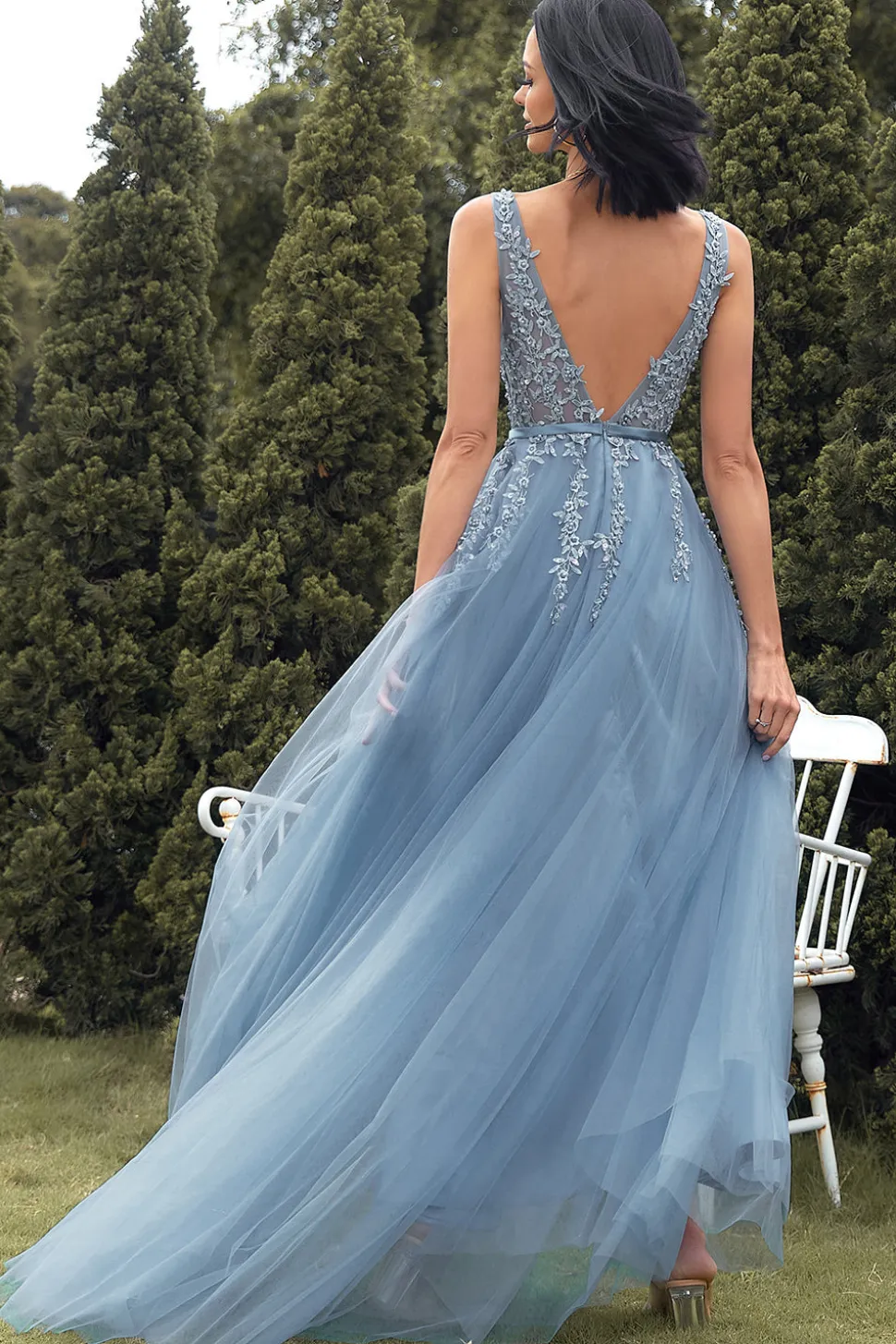 Vestido de baile azul longo de linha com apliques