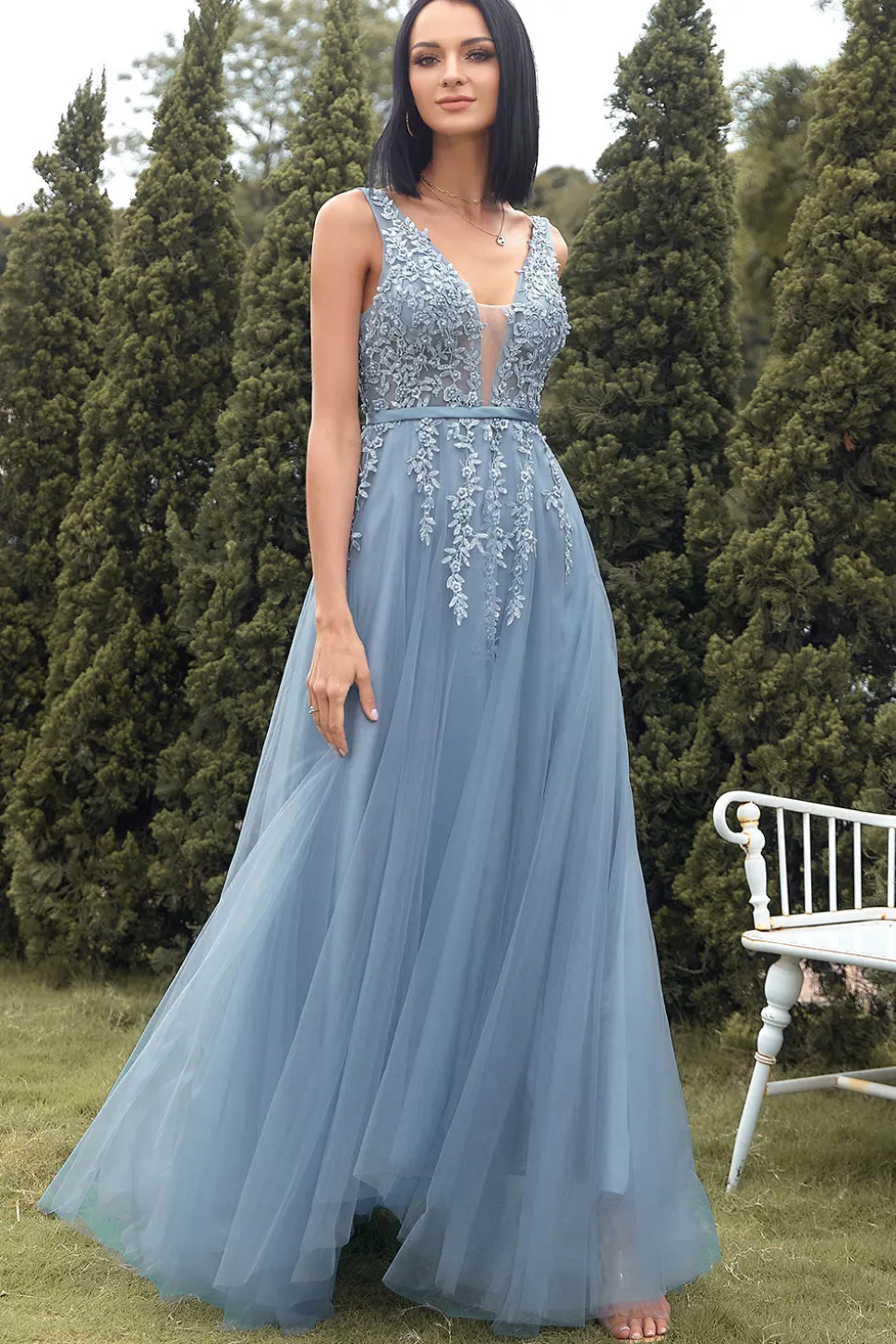 Vestido de baile azul longo de linha com apliques