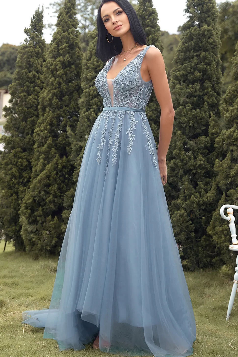 Vestido de baile azul longo de linha com apliques