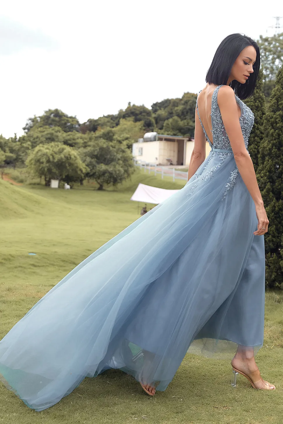 Vestido de baile azul longo de linha com apliques