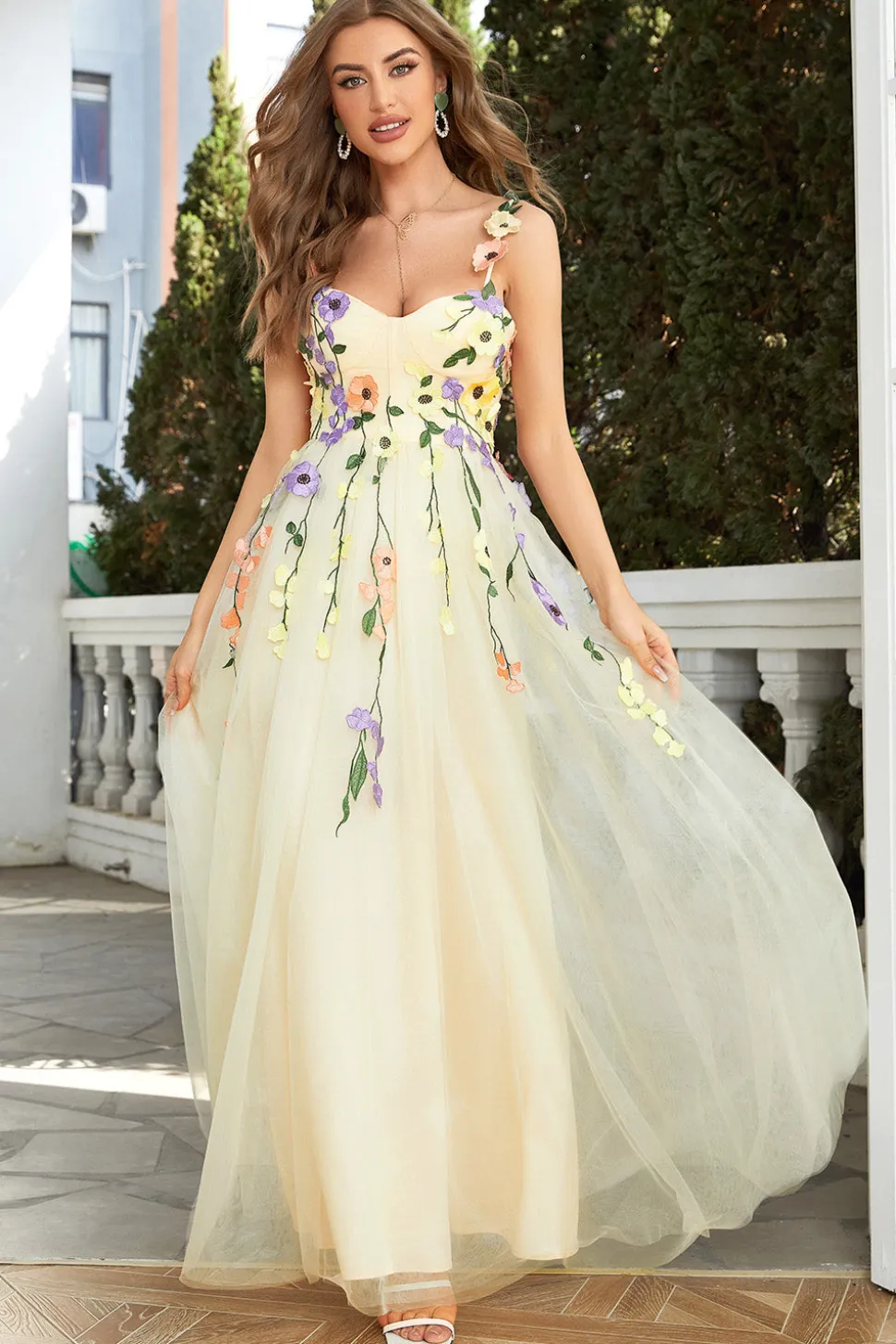 Vestido de baile champanhe com flores