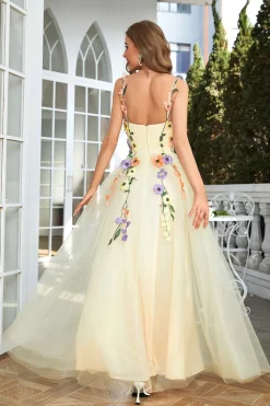 Vestido de baile champanhe com flores