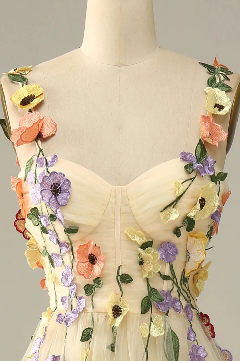 Vestido de baile champanhe com flores