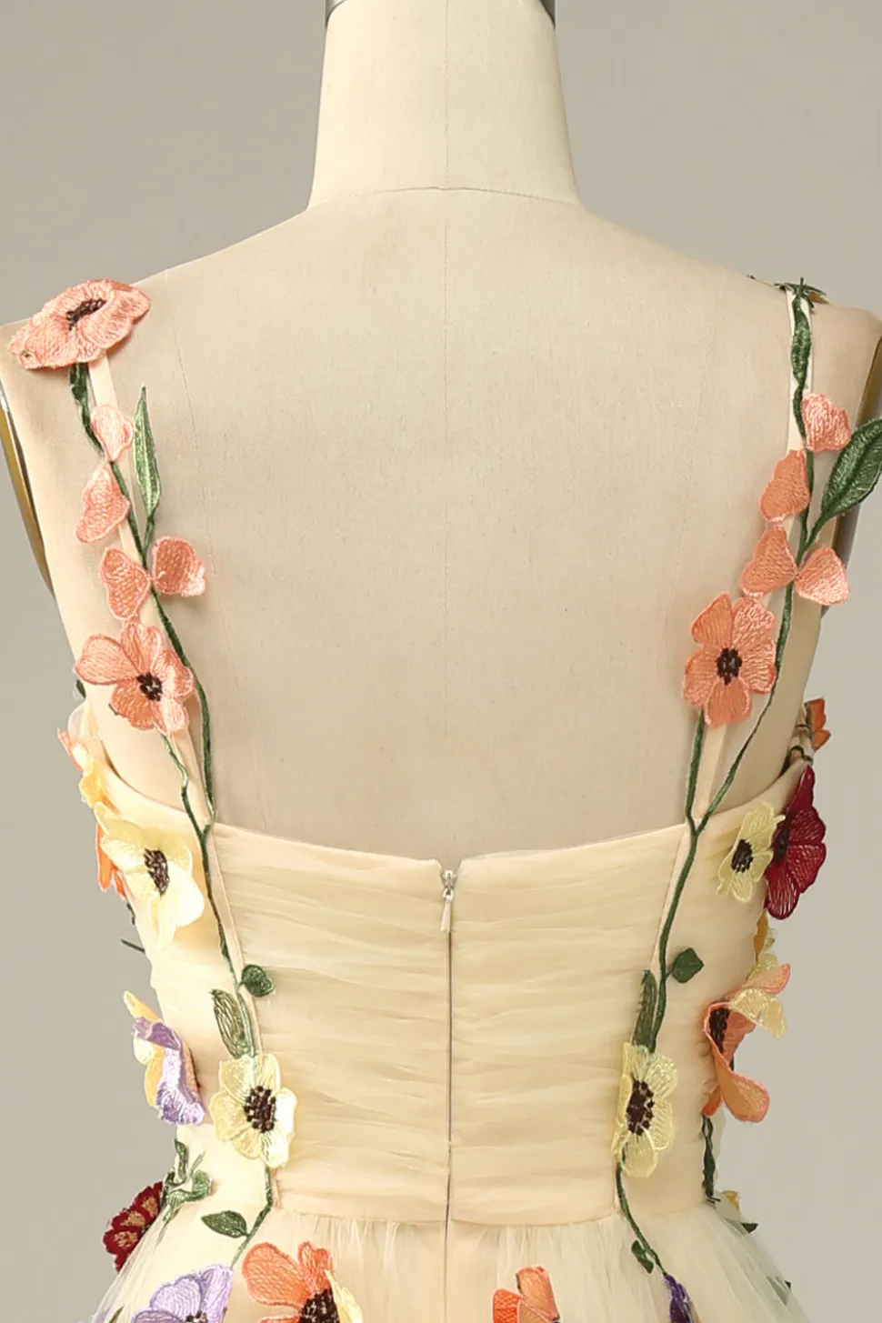Vestido de baile champanhe com flores