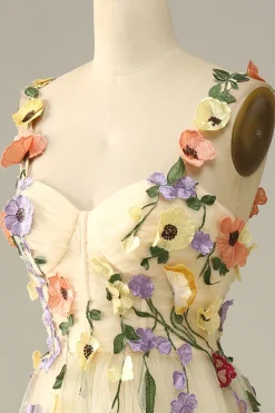 Vestido de baile champanhe com flores
