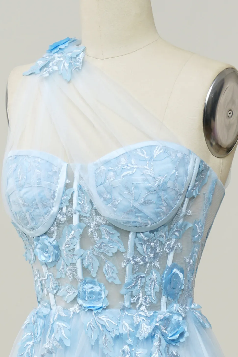 Vestido de baile com apliques azul céu um ombro