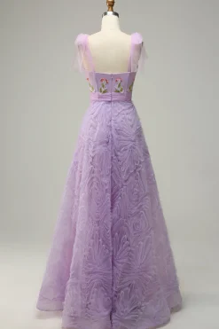Vestido de baile com bordado verde claro
