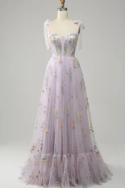 Vestido de baile com bordado lilás