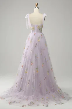 Vestido de baile com bordado lilás