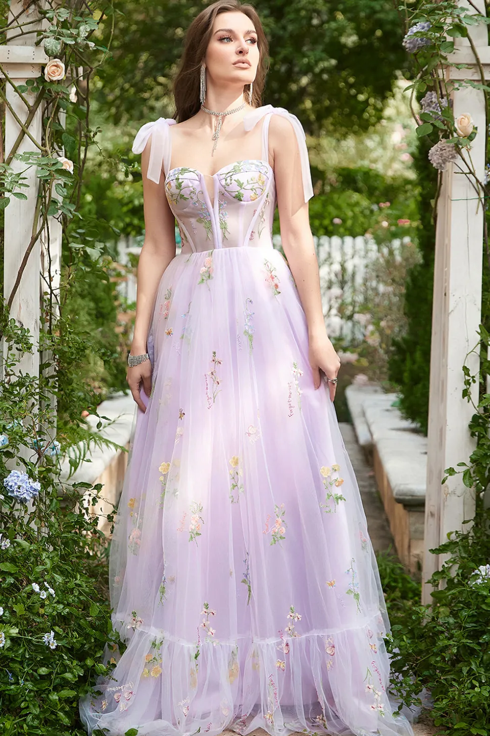 Vestido de baile com bordado lilás
