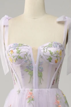 Vestido de baile com bordado lilás