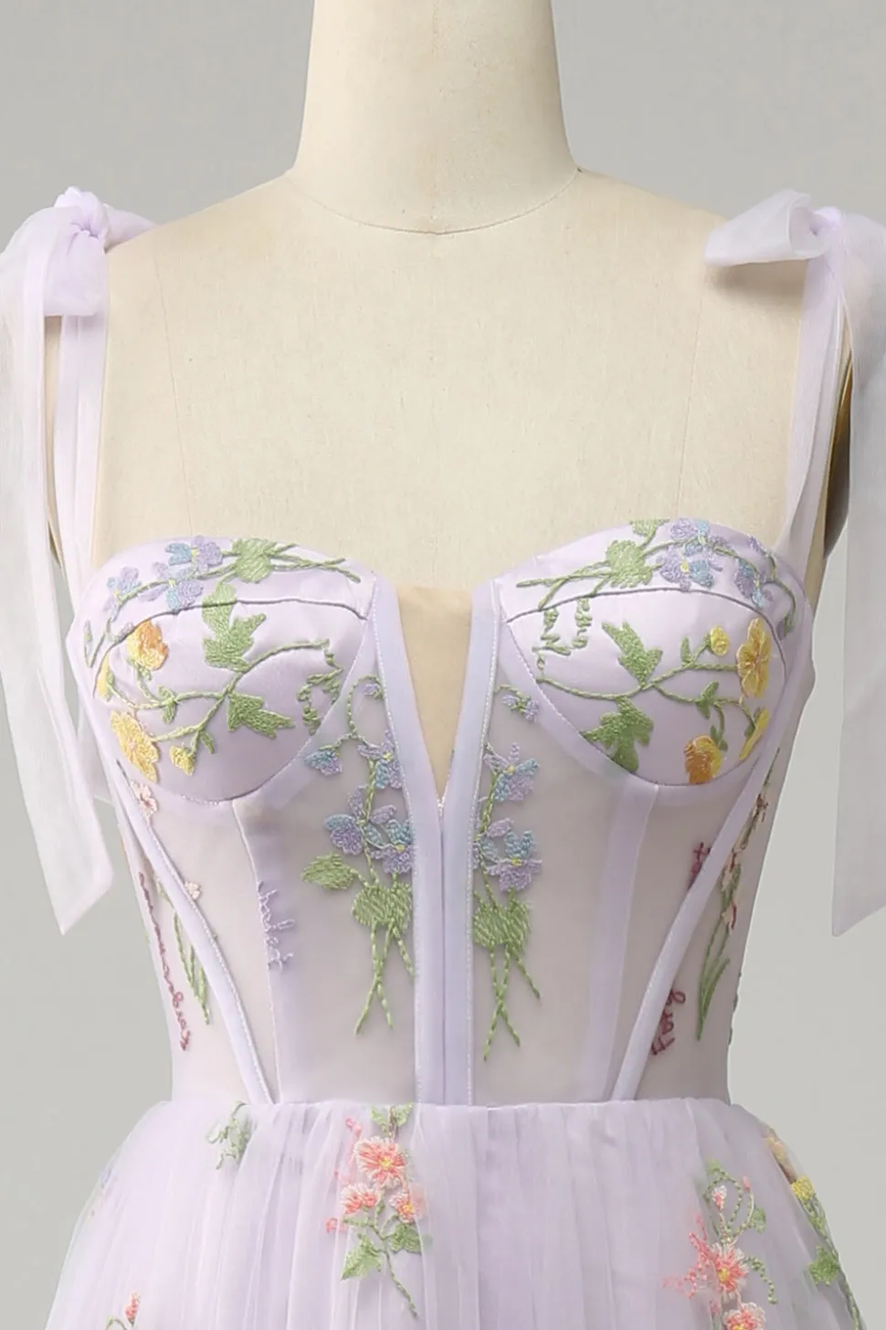 Vestido de baile com bordado lilás