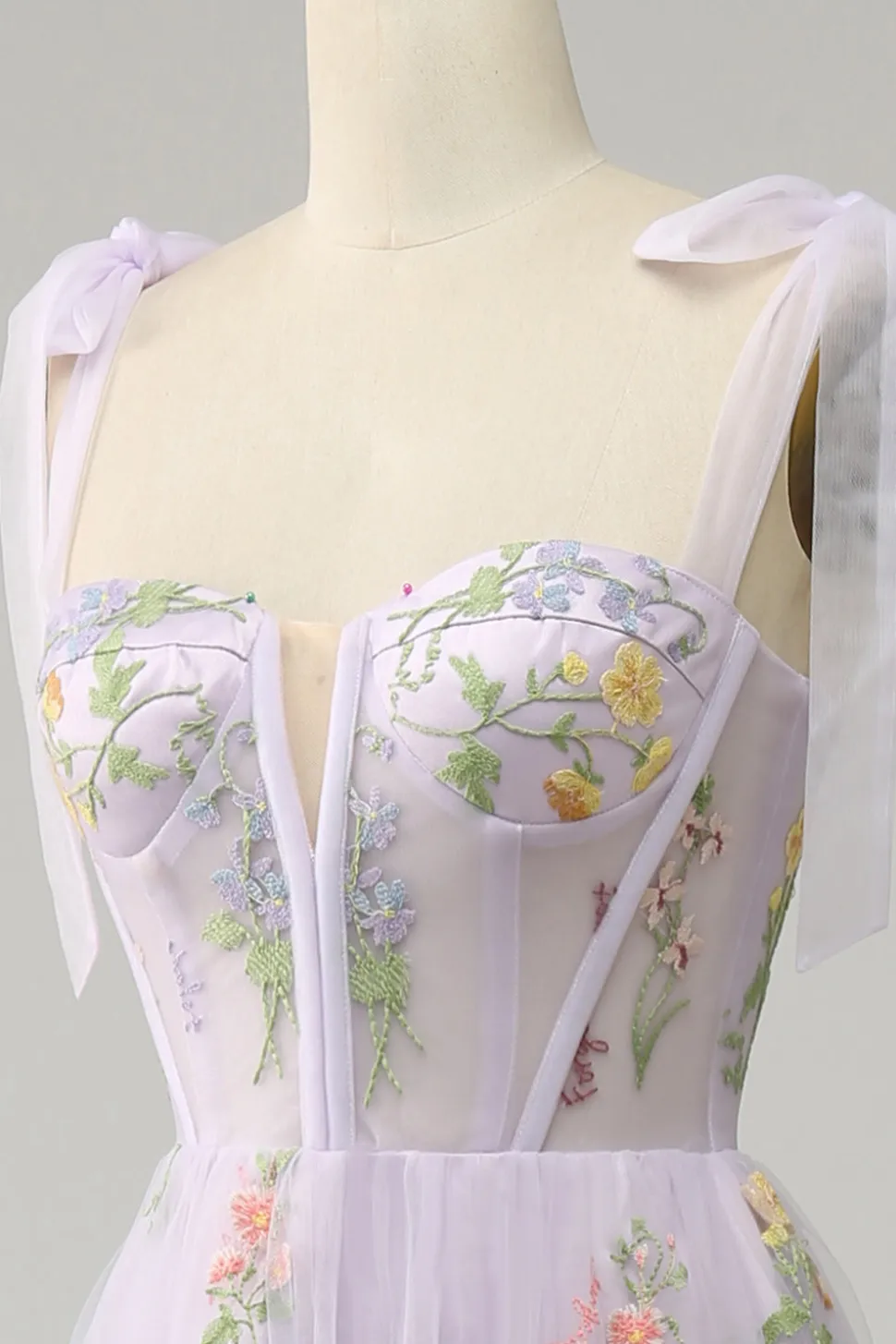 Vestido de baile com bordado lilás
