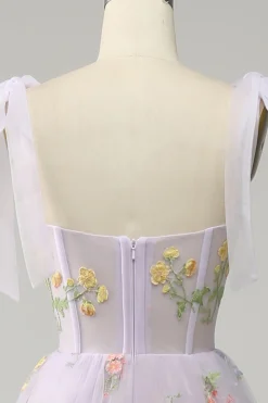 Vestido de baile com bordado lilás