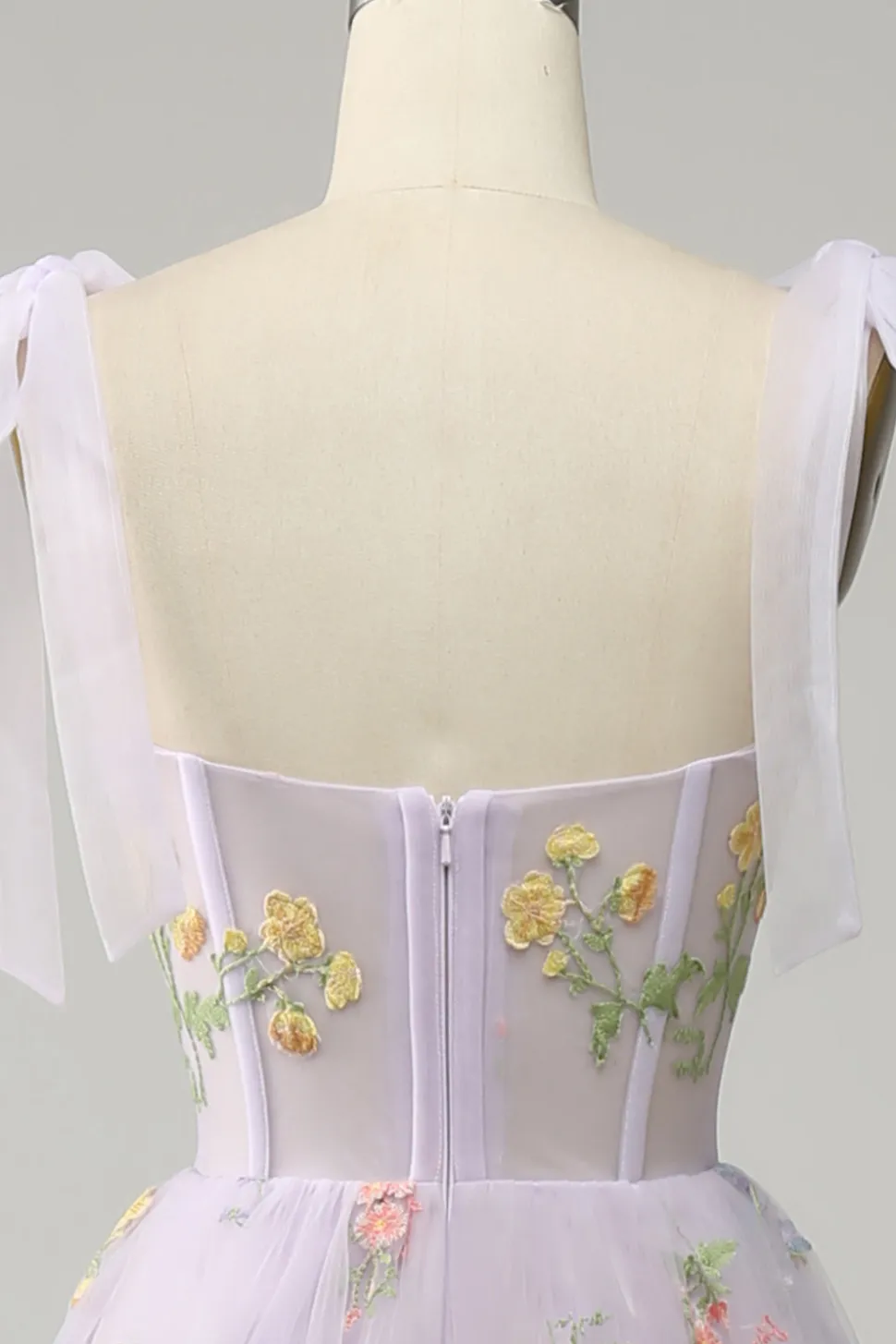 Vestido de baile com bordado lilás