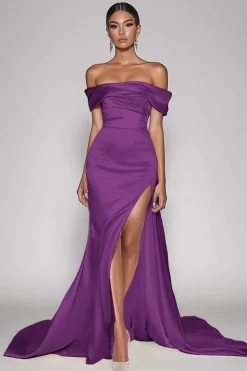 Vestido de Baile com Fenda Cabernet Fora do Ombro Cetim Longo