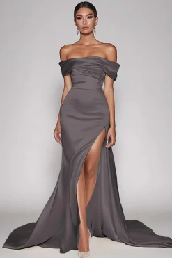 Vestido de Baile com Fenda Cabernet Fora do Ombro Cetim Longo
