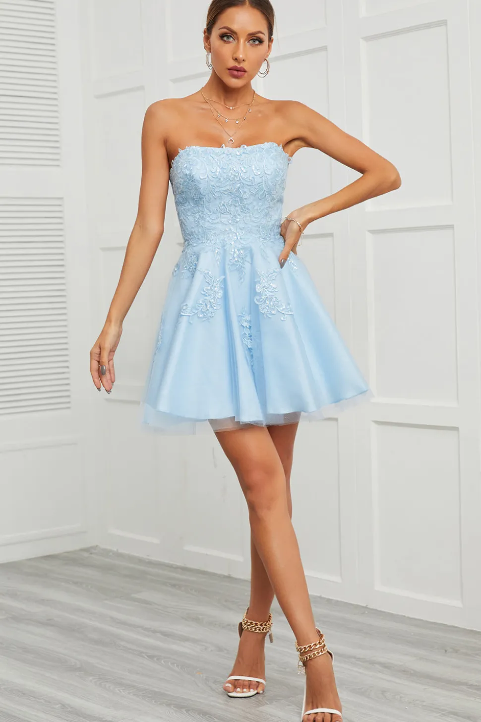Vestido de baile curto de tulle azul com apliques